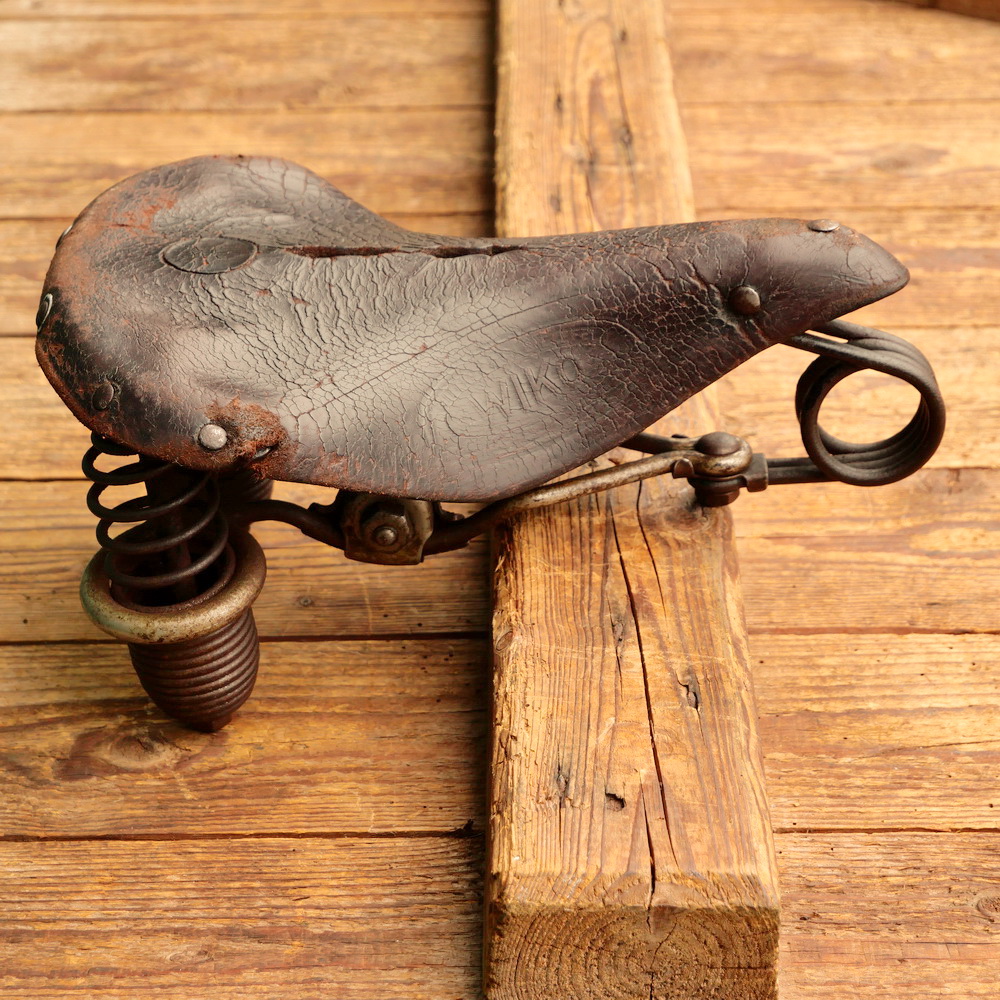 Sattel, Herren, WIKO, 20er/30er J., für Tourenrad, Leder braun, Gestell vernickelt, gebr. 