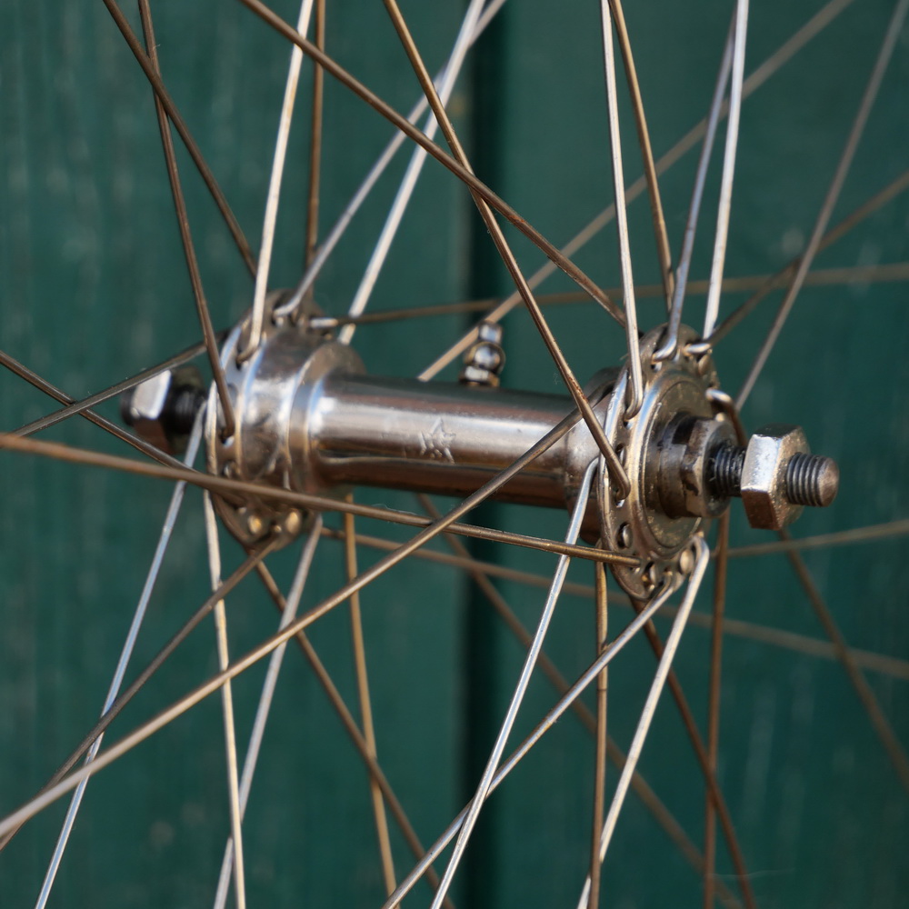 Vorderrad mit Holzfelge für Drahtbereifung 28 Zoll (622), 20er J., Nabe vernickelt, restauriert 
