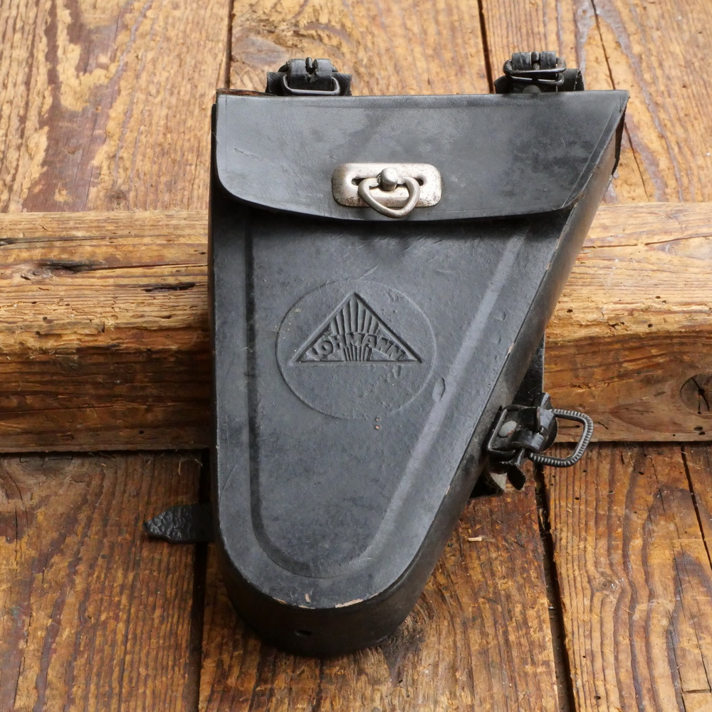Werkzeugtasche LOHMANN für Herrenrad, Pappe/Leder schwarz lackiert, original WW2 40er Jahre, NOS 