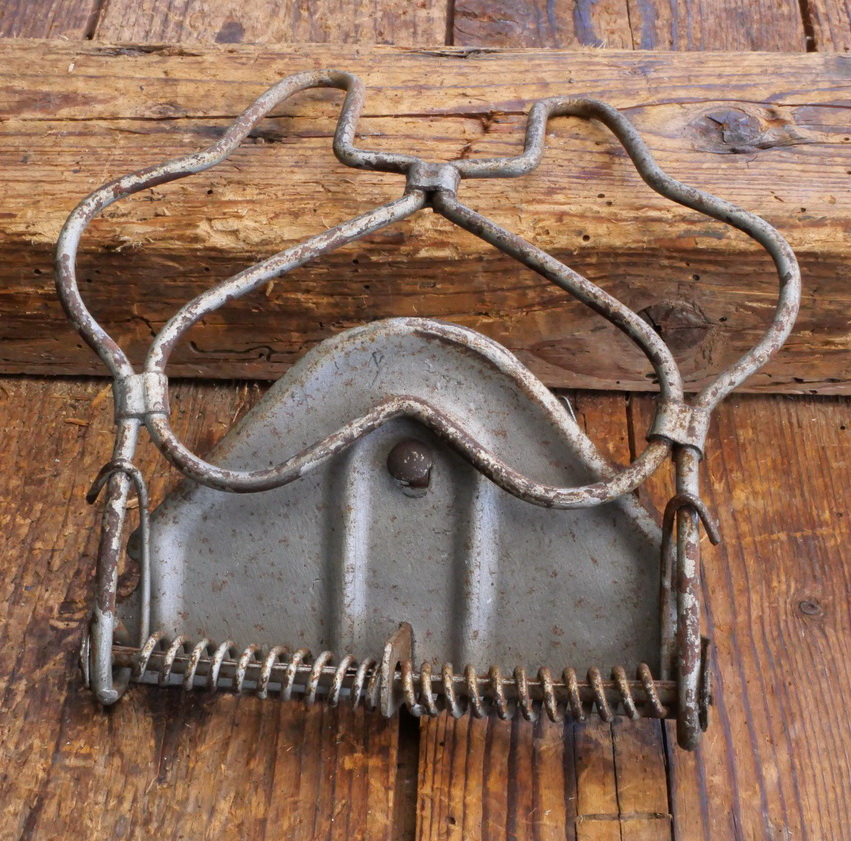 Gepäckträger/Mantelhalter, orig. 10er-30er Jahre, silber lackiert, ca. 16cm x 15cm, NOS 