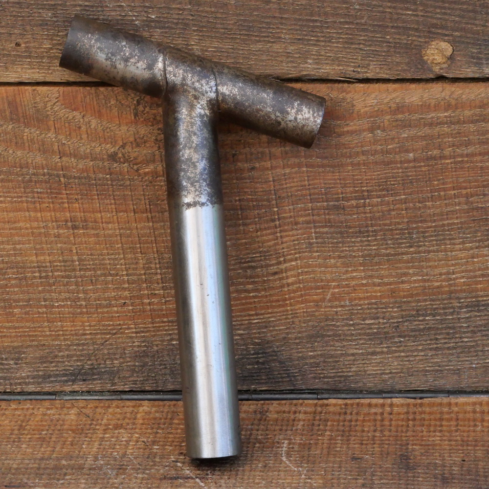 Winkelsattelstütze, T-Form, Durchmesser: ca. 23,0 mm, Schaftlänge: ca 140 mm, vernickelt, orig. 00er-20er Jahre, gebr. 