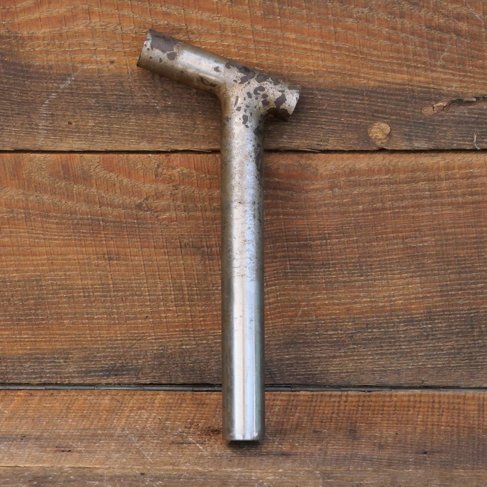 Winkelsattelstütze, T-Form, Durchmesser: ca. 23,8 mm, Schaftlänge: ca 180 mm, vernickelt, orig. um 1900, gebr. 