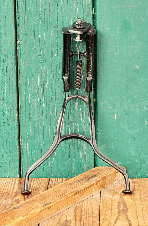 Zweibeinständer für Fahrrad und Moped, Gußeisen, 1910er-30er J., schwarz, gebr. 