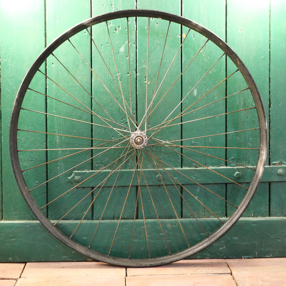 Vorderrad 28 x 1,75 (622), Stahlfelge für Drahtbereifung, 1950er/60er Jahre, schwarz überstrichen, gebr. 