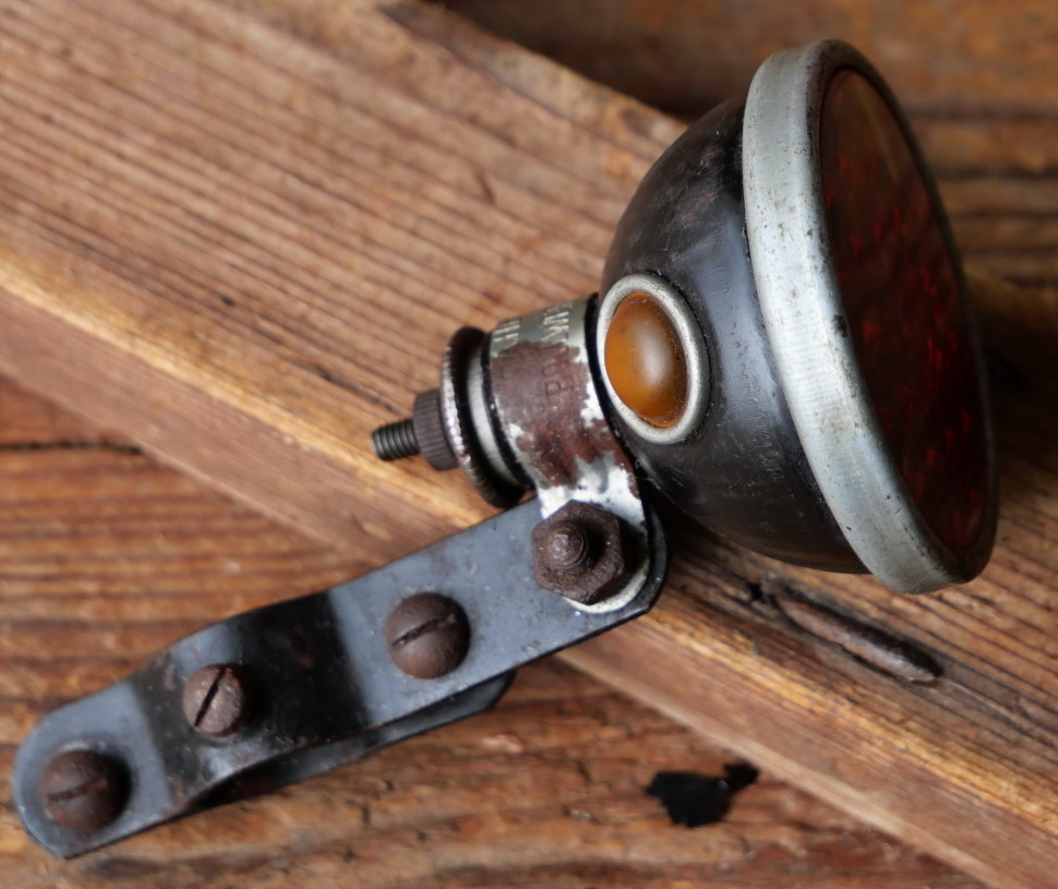 Streben-Rücklicht "AHA" , orig. 30er Jahre, Luxusmodell mit 2 Kontrollaugen und Echtglaseinsatz 