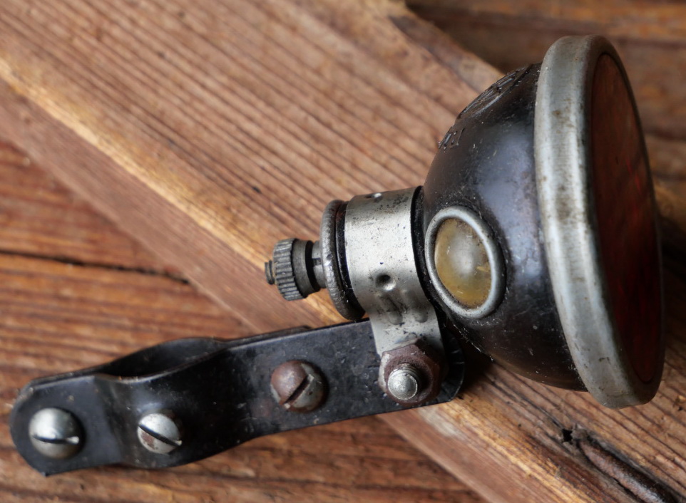 Streben-Rücklicht "AHA" , orig. 30er Jahre, Luxusmodell mit 2 Kontrollaugen und Echtglaseinsatz 