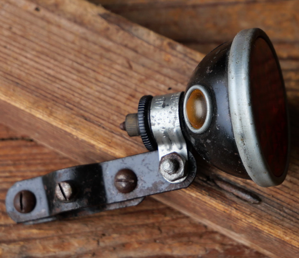 Streben-Rücklicht "AHA" , orig. 30er Jahre, Luxusmodell mit 2 Kontrollaugen und Echtglaseinsatz 