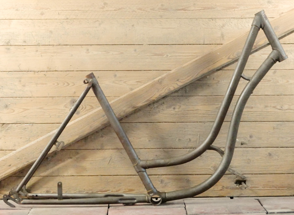 Fahrradrahmen, Stahl, Damenenausführung "Schwanenhals" für Tourenrad 28 Zoll, 80er/90er J., roh, NOS 