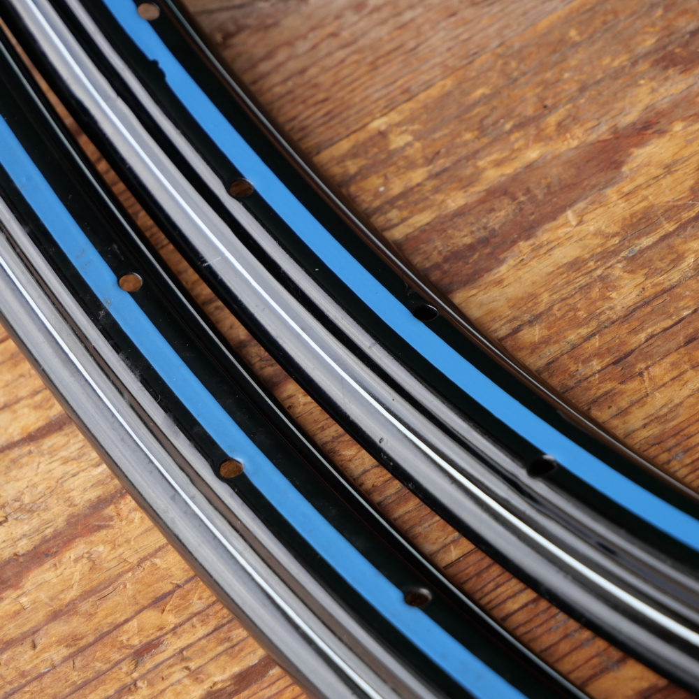 Felgen-Paar für Drahtbereifung Fahrrad, 26 x 1.75 (559mm), schwarz, Linien blau/weiß, NOS 