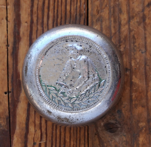 Klingeldeckel Motiv "Radler/Halbrenner", orig. Ende 1920er/30er J., Glockenbronze verchromt, gebr. 
