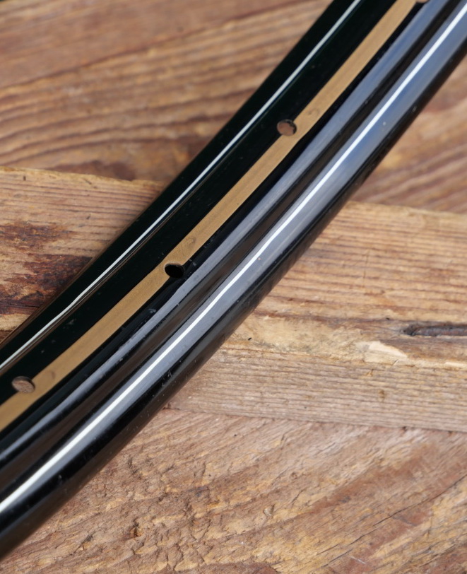 Felge, 28 Zoll (622mm), für Drahtbereifung, Stahl schwarz, Linien gold/weiß, 30er-50er J., NOS 