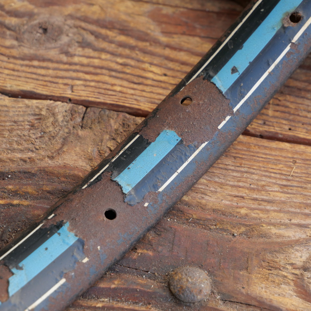 Fahrrad-Wulstfelge 28 Zoll Außendurchmesser ca. 645 mm, 20er/30er J., schwarz, Linien blau/weiß, gebr. 