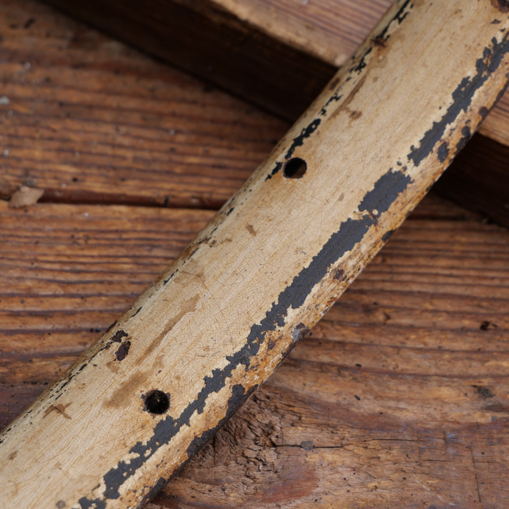 Fahrrad-Wulstfelge 28 Zoll Außendurchmesser ca. 650 mm, 10er-30er J., Holzdekor, Linien scharz/gold, gebr. 