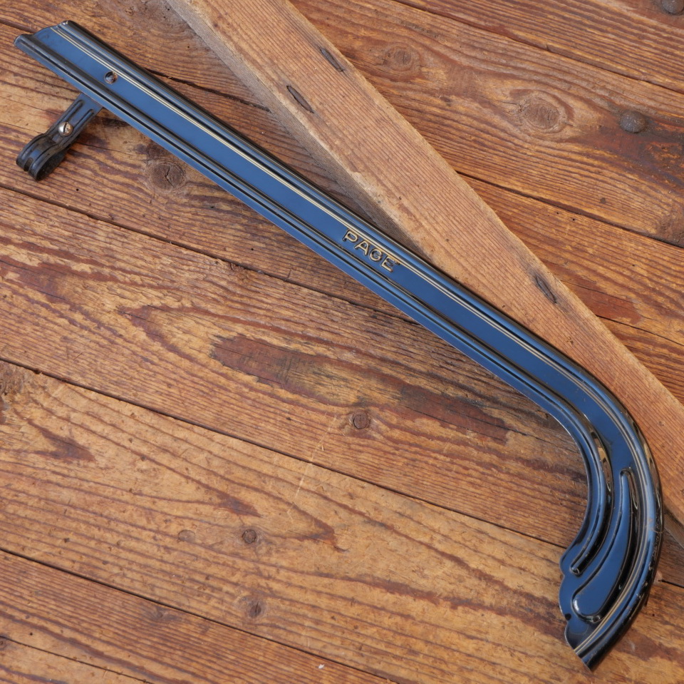 Kettenschutz PAGE, universal, Länge ca. 49 cm, orig. 30er-50er J., schwarz, Linien gold, NOS 