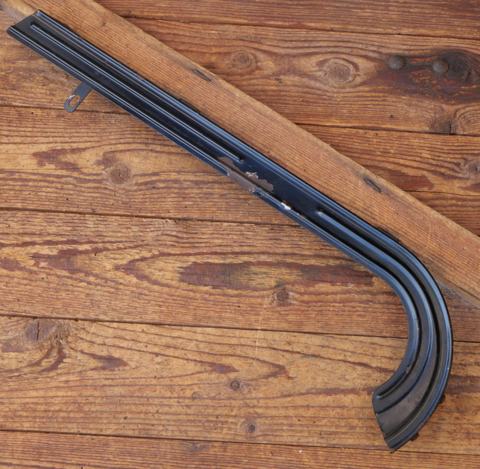 Kettenschutz, schwarz, Linien gold, Länge ca. 53 cm, für Tourenrad, orig. 50er/60er J., gebr. 