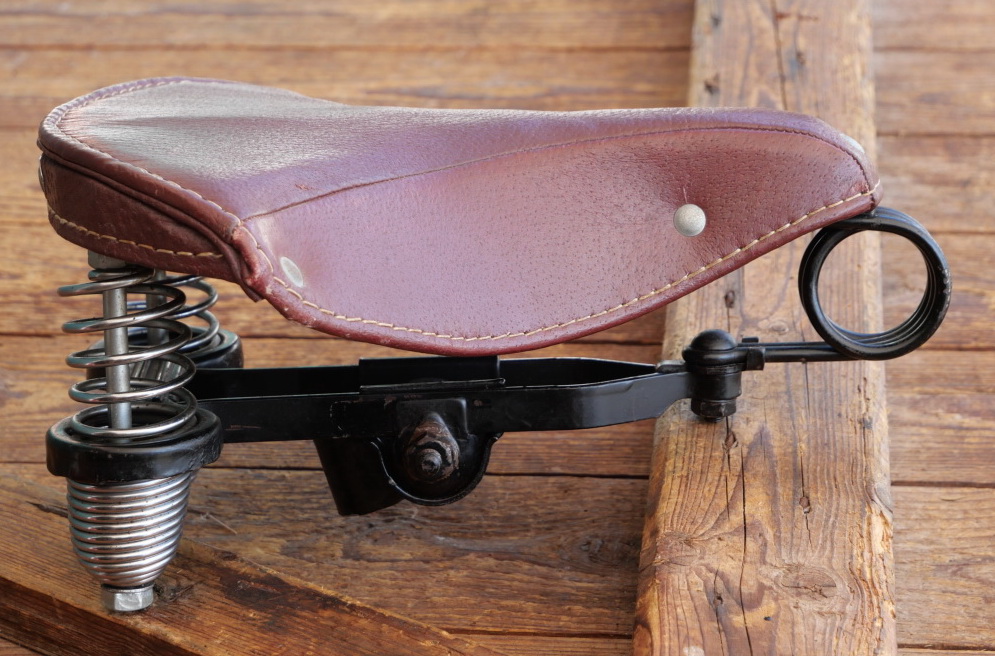 Sattel, Herren, ASSMANN Federsitz #8, Lefa, rotbraun, verchromt/schwarz lackiert,  original 30er/40er Jahre, NOS 