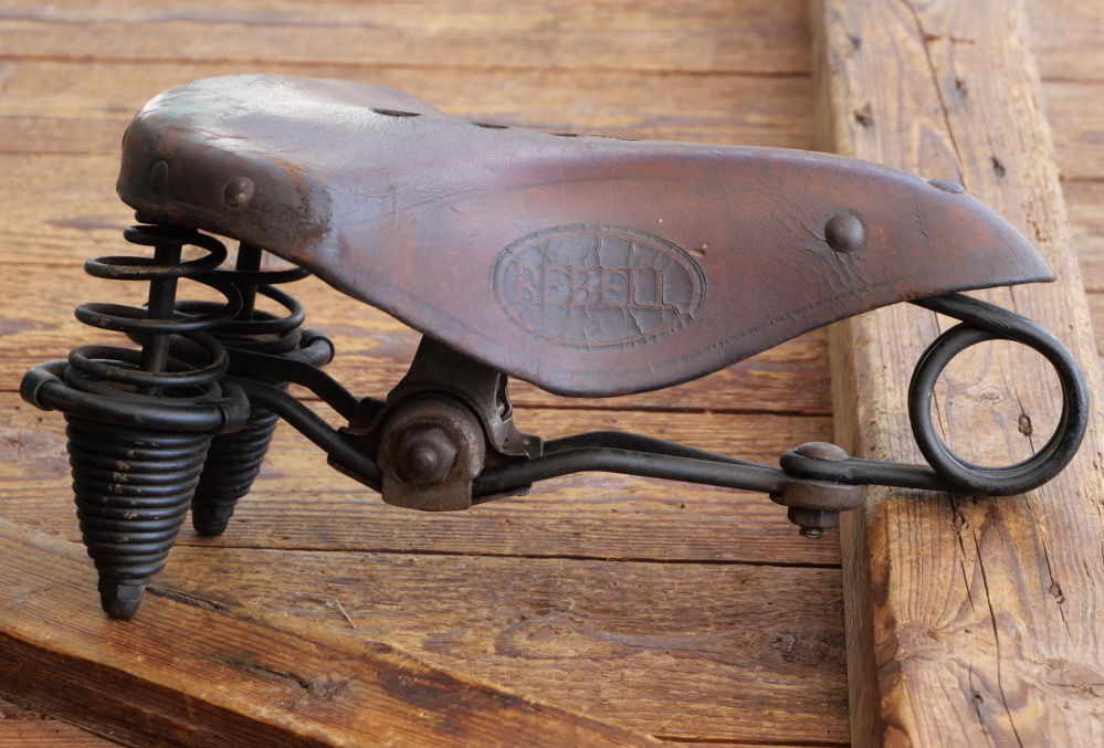 Sattel, Herren, REBELL, Leder, braun, vernickelt/schwarz lackiert, original 20er Jahre, gebr. 