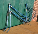 Fahrradrahmen "Bauer Sport" blau metallic mit Gepäckträger und Schutzblechsatz 