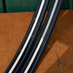 Wulstfelgensatz 26 x 1 ½, 36-loch, Breite 33 mm, schwarz, Linierung blau/weiß, NOS 