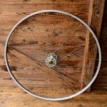 Laufrad (Vorderrad)für Renn- bzw. Sportrad 27 x 1 ¼, Speichen verzinkt in Hochflanschnabe, 70er Jahre, NOS 