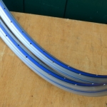 Felgensatz 26 x 1,75, 50er/60er Jahre, silber lackiert, blau-gold liniert, NOS mit leichter Patina. 