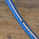 Felge f. Drahtbereifung 26 x 1,75, 36-Loch, orig blau metallic, weiß-rot liniert, gebraucht 