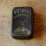 Flickzeug Blechdose "VICTORIA" orig. 20er Jahre, 68 x 45 x 21 mm, ohne Inhalt  