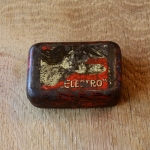 Flickzeug Blechdose "ELECTRO" orig. 20er Jahre, 67 x 47 x 23 mm, ohne Inhalt  