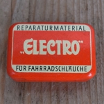 Flickzeug Blechdose "ELECTRO" orig. 30 er Jahre, 60 x 40 x 16 mm, ohne Inhalt, Deckelscharnier kaputt 