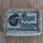 Flickzeug Blechdose "QUKI" orig. 30 er Jahre, 59 x 41 x 17 mm, ohne Inhalt 
