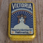 Flickzeug Blechdose "VICTORIA" orig. 20 er Jahre, 59 x 40 x 19 mm, ohne Inhalt 