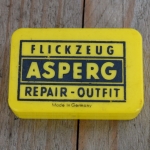 Flickzeug Kunststoffdose "ASPERG" orig. 70 er Jahre, 58 x 38 x 17 mm, ohne Inhalt 
