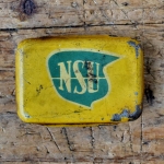 Flickzeug Blechdose "NSU" orig. 30er Jahre, 60 x 41 x 16 mm, ohne Inhalt 