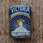 Flickzeug Blechdose "VICTORIA" orig. 20er Jahre, 67 x 45 x 22 mm, ohne Inhalt 
