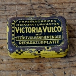 Flickzeug Blechdose "VICTORIA-VULCO" orig. 30er Jahre, 59 x 40 x 18 mm, ohne Inhalt 