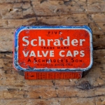 Blechdose "SCHRADER VALVE CAPS" orig. 50er Jahre, 41 x 25 x 14 mm, ohne Inhalt 