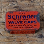 Blechdose "SCHRADER VALVE CAPS" orig. 50er Jahre, 41 x 25 x 14 mm, ohne Inhalt 