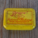 Flickzeug Blechdose "BRAVO" orig. 30 er Jahre, 67 x 46 x 23 mm, ohne Inhalt 
