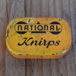 Blechdose "NATIONAL KNIRPS" orig. 50 er Jahre, 45 x 28 x 15 mm, ohne Inhalt 