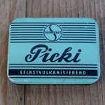Flickzeug Blechdose "PICKI" orig. 50 er Jahre, 70 x 53 x 14 mm, ohne Inhalt 