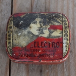 Flickzeug Blechdose "ELECTRO" orig. 20 er Jahre, 58 x 46 x 19 mm, ohne Inhalt 