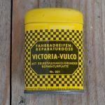 Flickzeug Blechdose "VICTORIA-VULCO" orig. 50 er Jahre, 60 x 42 x 20 mm, neu aus Altbestand, Inhalt größtenteils erhalten 