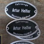 Händlerschild HELFER, 30-60er Jahre, 50 x 30 mm, Lochabstand 45 mm, original aus Sammlungsbestand 