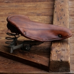 Sattel, Herrenform für Tourenrad, Leder, hellbraun, Gestell verzinkt, original 30er-50er Jahre, gebr. 