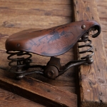 Sattel, Damen, Leder hellbraun gefärbt, Gestell vernickelt, 10er/20er J., gebr. 