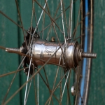 Hinterrad, 26 Zoll, mit Wulst-Felge, schwarz, Linien weiß/blau, 30er-50er J., Nabe RENAK, gebr. 