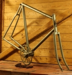 Fahrradrahmen, Herrenausführung für Tourenrad, 28 Zoll, 10er J., muffenlos, gr. Kettenblatt 5/8 Zoll, gebr. 