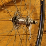 Hinterrad 28 Zoll (622), für Drahtbereifung, original 60er/70er J., schwarz, Linien blau/weiß, Nabe: SACHS Jet, gebr. 