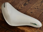 Sattel RALEIGH Modell Uno, für Sportrad, Kunststoff weiß, original 80er J., NOS 