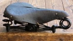 Sattel, Herren, Leder braun, Gestell schwarz lackiert, 30er-50er J., gebr. 